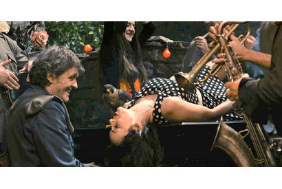 美女も舞う！休戦を祝う狂騒のダンスシーン解禁『オン・ザ・ミルキー・ロード』 画像