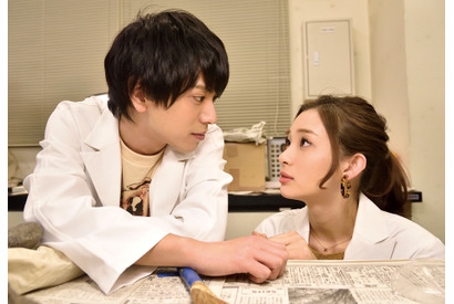 足立梨花、黒羽麻璃央の“骨に”キュン!?『アヤメくんののんびり肉食日誌』予告編 画像