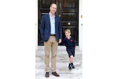 ジョージ王子、父・ウィリアム王子に手を引かれて初登校！ 画像
