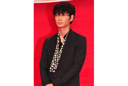 劇中では目を合わせない二宮和也＆綾野剛、大観衆を前にイチャイチャ？ 画像