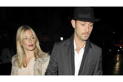 ジュード・ロウとシエナ・ミラー、交際15か月で2度目の破局 画像