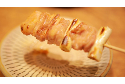 女性が集まるおしゃれな焼き鳥店で厳選食材とワインを味わう 画像