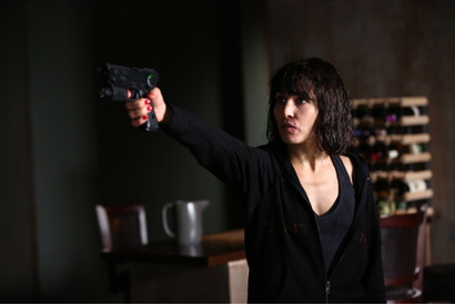 ノオミ・ラパス絶対絶命！手に汗握るアクションシーン入手『セブン・シスターズ』 画像