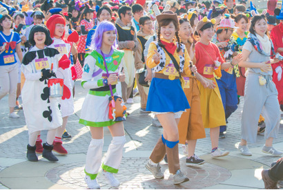 【ディズニー】ミッキーたちも応援！開園前のパークを仮装で走る特別イベントが初開催 画像