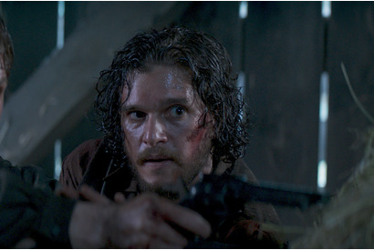 キット・ハリントン緊迫の表情！ダコタ・ファニングらの衝撃の姿も…『ブリムストーン』場面写真 画像