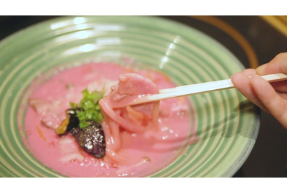 トロけるピンクのうどん!? 本格派も認める絶品うどんを満喫 画像