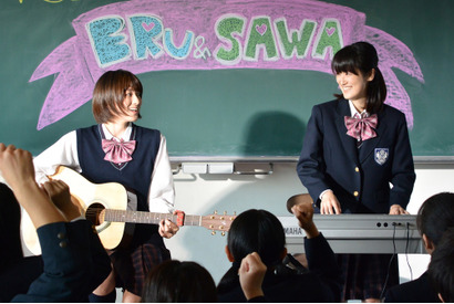 大後寿々花＆高月彩良、制服姿披露！ディーン・フジオカに依頼「今からあなたを脅迫します」 画像