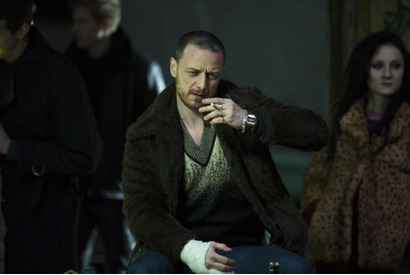 ジェームズ・マカヴォイ、警官の股間直撃！『アトミック・ブロンド』アクションシーン 画像