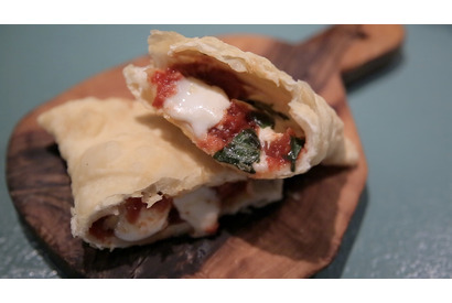 サクとろ食感にトリコ！ 新食感の“揚げピザ”を堪能 画像