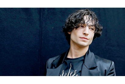 エズラ・ミラー、批判を受けた“カミングアウト”を5年ぶりにふり返る 画像