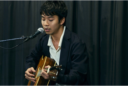 太賀、サプライズでギター弾き語り！オダギリジョー「役者にしとくのがもったいない」 画像