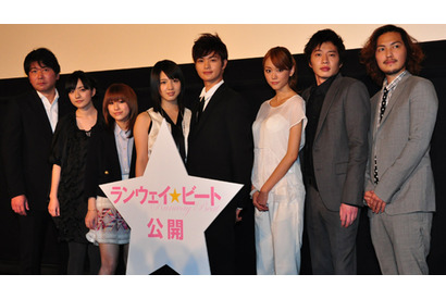 瀬戸康史、桜庭ななみらが映画公開初日に募金活動　「元気やパワーを与えたい」 画像