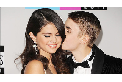 セレーナ・ゴメス、ホッケー試合中のジャスティン・ビーバーにキス！ 画像