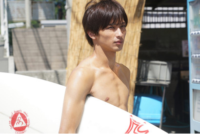 横浜流星がサーフィンに初挑戦！ 川口春奈に片想い…「しろときいろ」 画像