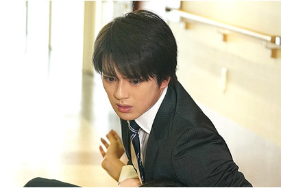 新田真剣佑、まぶしすぎて直視不能!?　新人刑事を熱演『不能犯』 画像