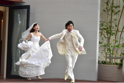 森川葵×前野朋哉の凸凹カップル、愛の逃避行!?「いい夫婦の日」に新写真到着『嘘八百』 画像