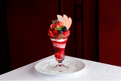 銀座・資生堂パーラーにクリスマススイーツ登場！ベリーパフェやアップルパイで至福のひととき 画像