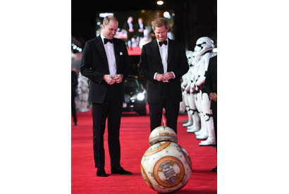 『最後のジェダイ』に出演したウィリアム王子＆ヘンリー王子、プレミアに登場 画像