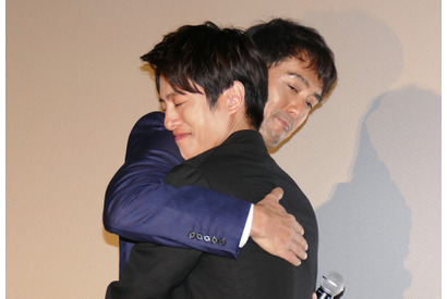 阿部寛、男泣きの溝端淳平を熱烈ハグ…からの引退宣言!? 画像