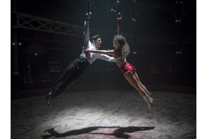 ザック・エフロン＆ゼンデイヤ、“空中”デュエット公開『グレイテスト・ショーマン』 画像