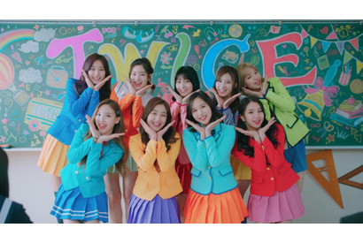 TWICE、日本のCMに初出演！ カラフルな制服姿でダンス「ワイモバ学園」 画像