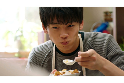 竹内涼真、浜辺美波と兄妹に！エプロン姿初披露で“ドヤ顔MAX”「クックドゥ」新CM 画像