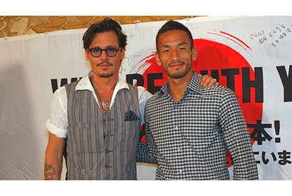 ジョニー・デップがロスで日本向け会見　中田ヒデと共にメッセージを書きこむ 画像