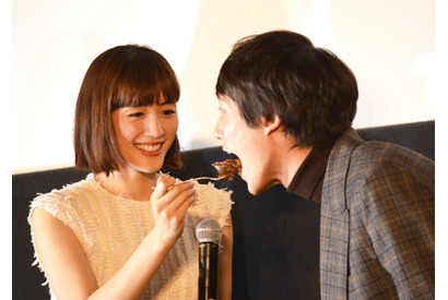 綾瀬はるか、坂口健太郎へ「あーん」！中尾明慶が嫉妬爆発「そういう特典つくの？」 画像