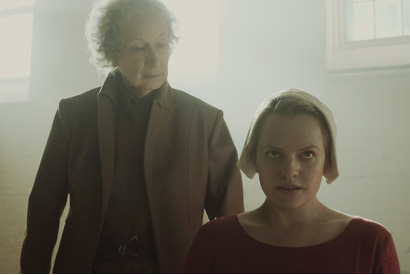 「侍女の物語」原作者、エリザベス・モスにビンタ！ 第1話にカメオ出演 画像