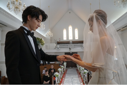 山崎賢人、タキシード姿披露で“トドメさされた”女子続出！ 結婚式シーン先行公開「トドメの接吻」 画像