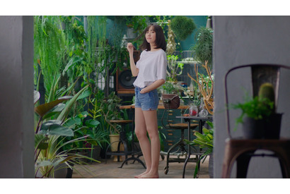 新垣結衣「何見てるの？」囁き微笑む…ショートパンツで美脚披露 画像