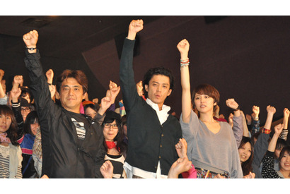 長澤まさみ、小栗旬にヒソヒソ話で下ネタ？ 画像