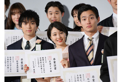 広瀬すず、『ちはやふる』からの“卒業”に感動…小泉徳宏監督と熱い抱擁 画像