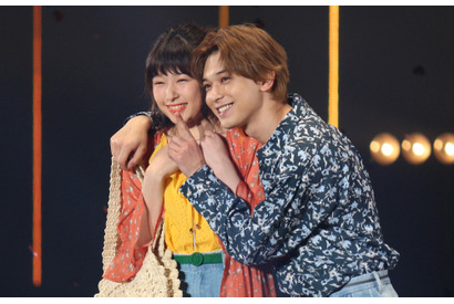【第26回東京ガールズコレクションS/S】桜井日奈子＆吉沢亮“後ろハグ＆頬つんつん”で大歓声！『ママレ』コンビ登場 画像