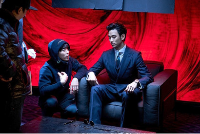 キム・スヒョン、一人二役も「楽しい挑戦」入隊前最後の主演作『リアル』メイキング映像入手 画像