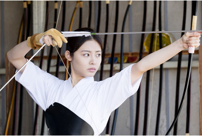 佐藤健が恋する“弓道少女”古畑星夏、「美しすぎる」と視聴者のハートも射抜く？「半分、青い。」 画像