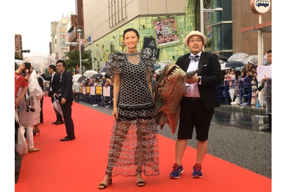 榮倉奈々、“ワニ”とレッドカーペットに登場！『妻ふり』沖縄で初お披露目 画像