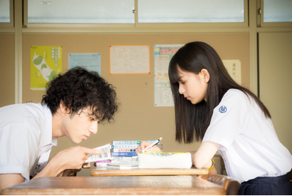 山田裕貴＆齋藤飛鳥、“あの頃”を思い出す場面写真公開！ 『あの頃、君を追いかけた』 画像