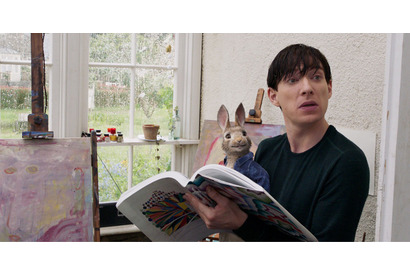 ドーナル・グリーソン、“ウサギ”と本気の大げんか！『ピーターラビット』本編映像 画像