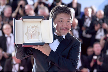 『万引き家族』カンヌ最高賞！初の栄冠に是枝監督「足が震えています」 画像
