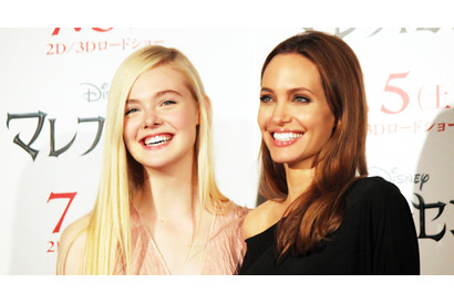 エル・ファニング、アンジーとの2ショットで『マレフィセント2』撮影開始を伝える 画像