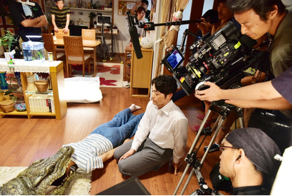 榮倉奈々“ワニ”を目の前に「大丈夫ですよ」『妻ふり』メイキング映像が到着 画像