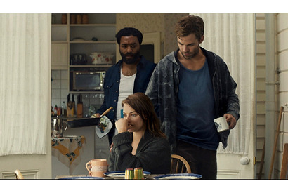 マーゴット・ロビー、クリス・パインのバックハグにメロメロ！ 『死の谷間』未公開映像 画像