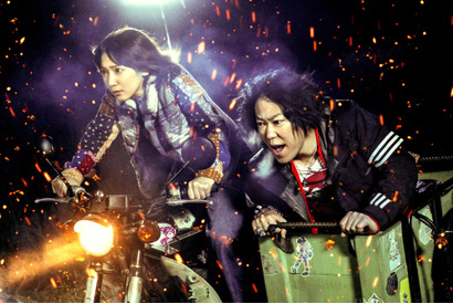 吉岡里帆＆阿部サダヲがバイクで爆走！『音量を上げろタコ！』強烈過ぎる場面写真解禁 画像