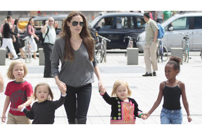 映画鑑賞に水族館見学、ショッピング。家族サービスで大忙しのアンジーの夏 画像