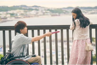 岩田剛典＆杉咲花、江の島デートを満喫！サプライズプレゼントも？『パーフェクトワールド』 画像