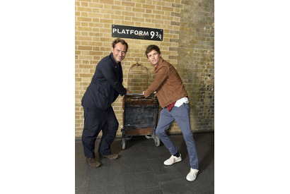 エディ・レッドメイン＆ジュード・ロウ、ホグワーツ特急の始発駅にサプライズ登場 画像