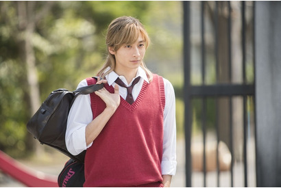 小関裕太、“金髪＆長髪”姿もカッコいい！ 『春待つ僕ら』新ビジュアル 画像
