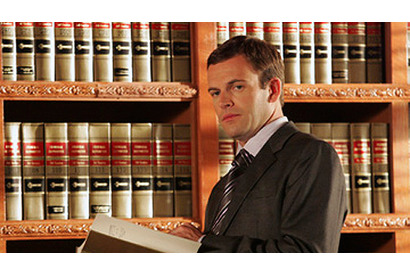 悪徳弁護士がお告げで更生？　「弁護士イーライのふしぎな日常」第1話を無料配信 画像