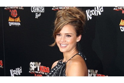 ジェシカ・アルバ、第2子の女児誕生をフェイスブックで発表  画像